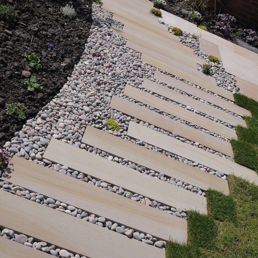 elmfieldgardens's tweet photo. A little bit of #sunshine #summer is on it’s way! This new build house #garden in #WhitleyBay is gives a #contemporary twist to a #traditional #gardendesign with the offset path in @StonemarketUK Cordara #linearpaving & smooth sawn #sandstone https://t.co/tMYX28zuLy