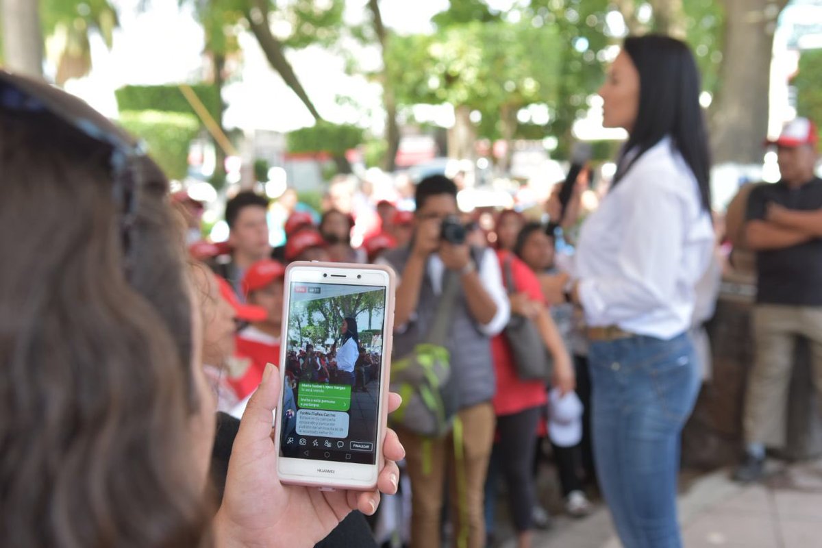 AlejandraDMV's tweet photo. Esta mañana, junto a @FcoFdzClamont, llevamos nuestra propuesta, a mujeres, jóvenes y adultos mayores de #Cuautitlán. Vamos #AcumulandoKms y con ello #Acumulando❤️❤️❤️. #Nosomos1 #Nosomos💯 #Somos1ch https://t.co/LMOgkNzUdL