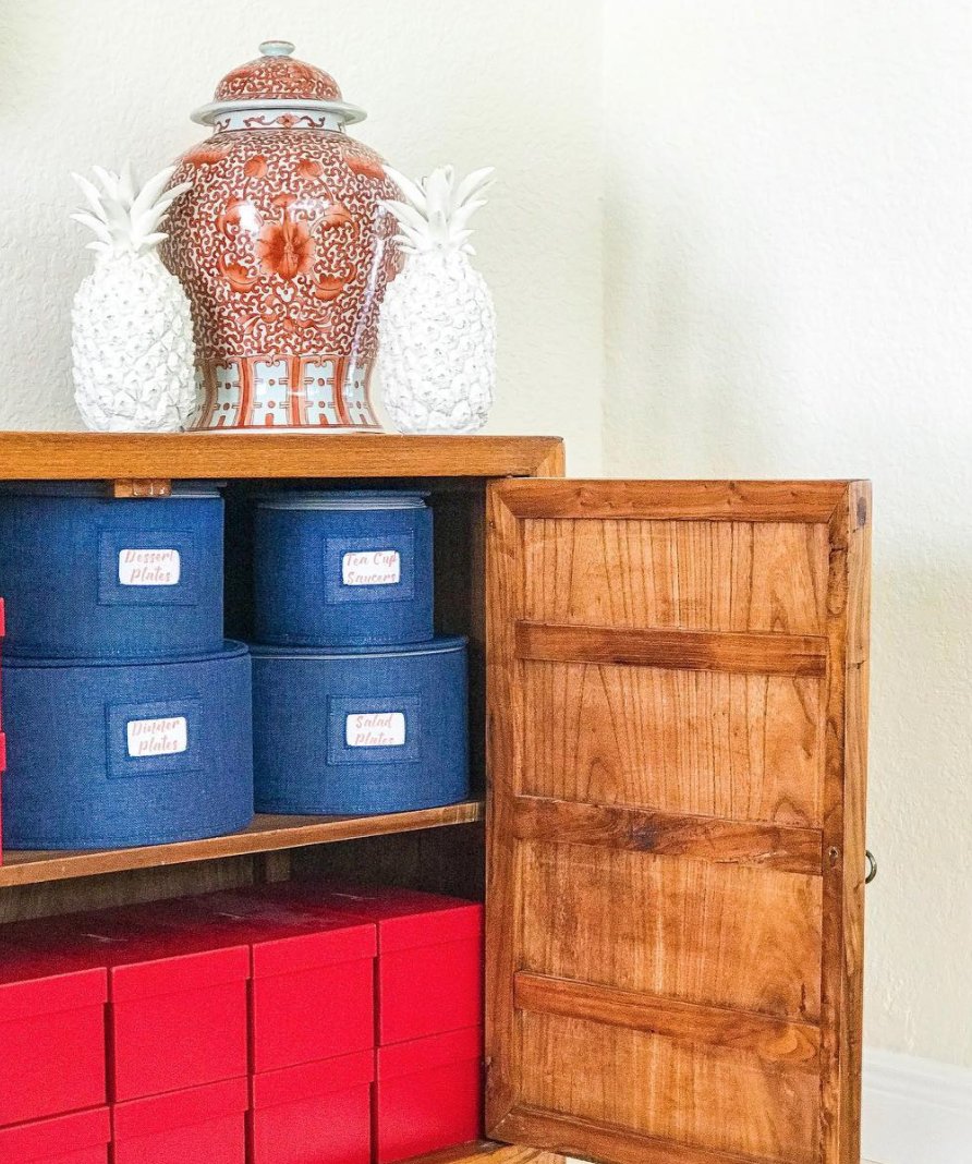 UrbanSimplicity's tweet photo. #WeddingWednesday 🎩💍👰Pro Tip: Choose a storage spot for your wedding china &amp; crystal with low traffic. #haviland #crystal #baccarat #homeinspo #homedecor #interiors #entertainingathome #entertaining #pantry #chinastorage #collectionstorage #tabledecor #organize #organization https://t.co/BQO43Cgfgi