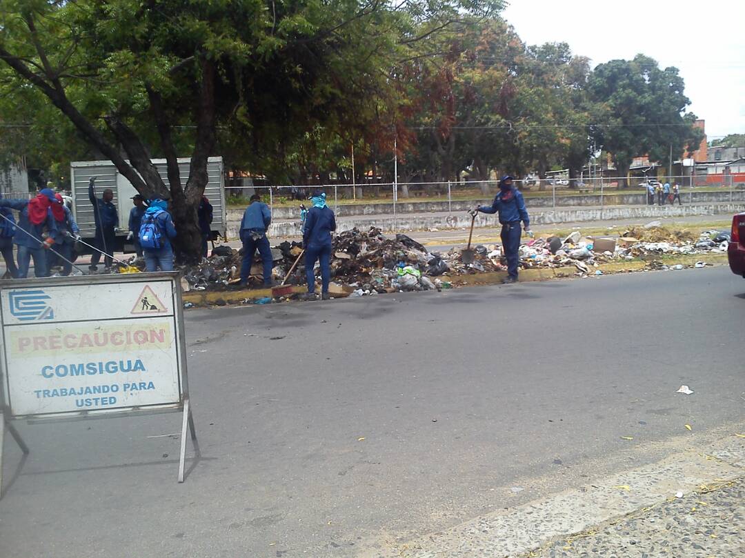 COMSIGUA_CVG's tweet photo. El trabajo de Comsigua por las comunidades es incansable. Seguimos en labores de recolección de desechos sólidos en Avenida Antonio de Berrío y Moreno de Mendoza en #CiudadGuayana #6MillonesDeHectáreas @NicolasMaduro @TareckPSUV https://t.co/U6NnKyXFt5