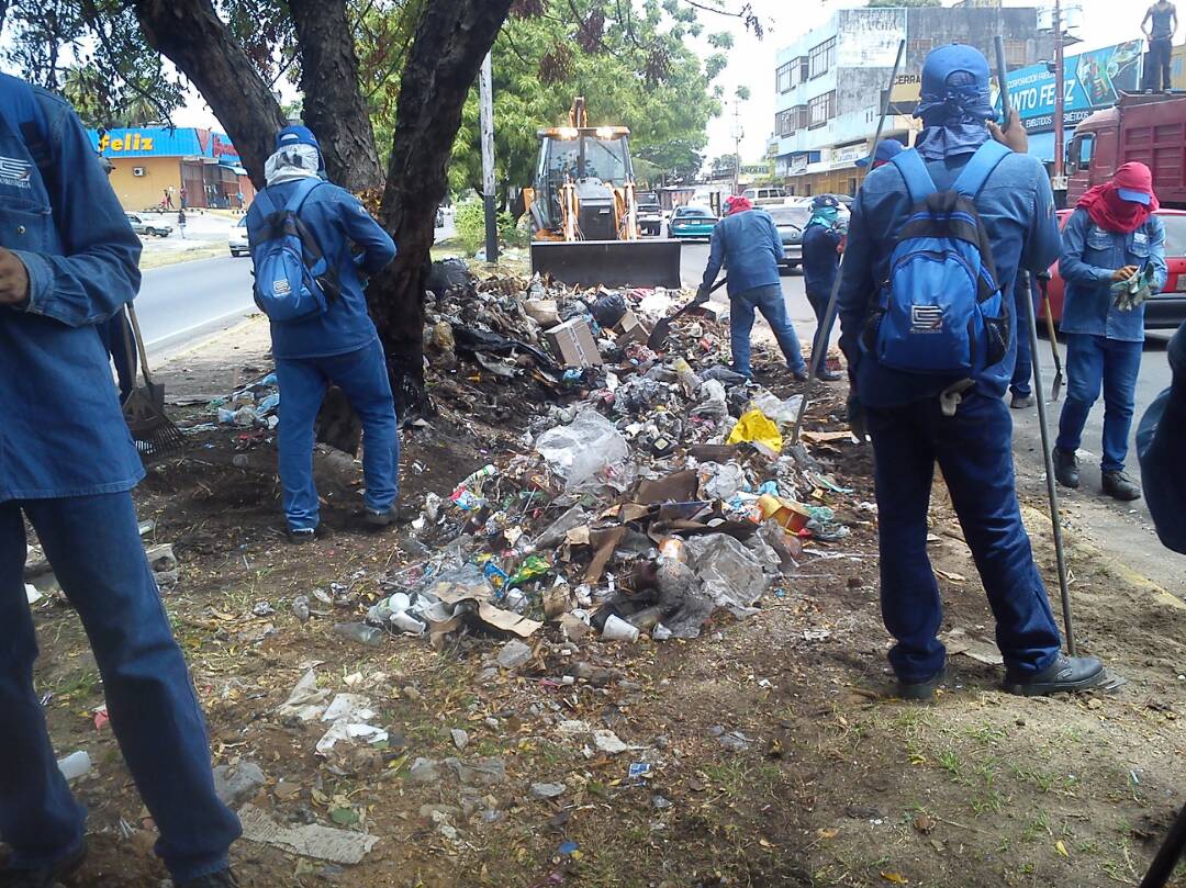 COMSIGUA_CVG's tweet photo. El trabajo de Comsigua por las comunidades es incansable. Seguimos en labores de recolección de desechos sólidos en Avenida Antonio de Berrío y Moreno de Mendoza en #CiudadGuayana #6MillonesDeHectáreas @NicolasMaduro @TareckPSUV https://t.co/U6NnKyXFt5