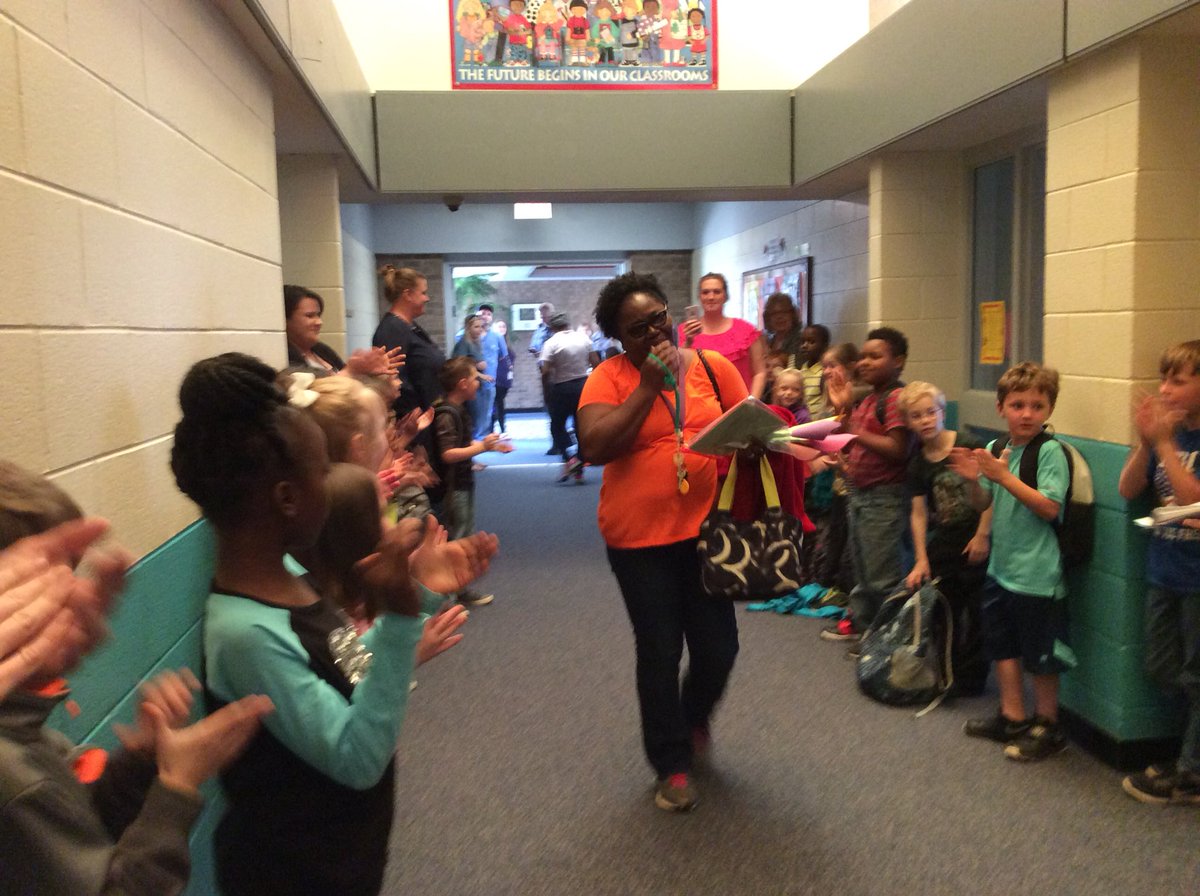 LaurelMillElem's tweet photo. Sending Mrs. House off with some love from her LMES family! #lmeswonders https://t.co/rs2Jbx9mkA