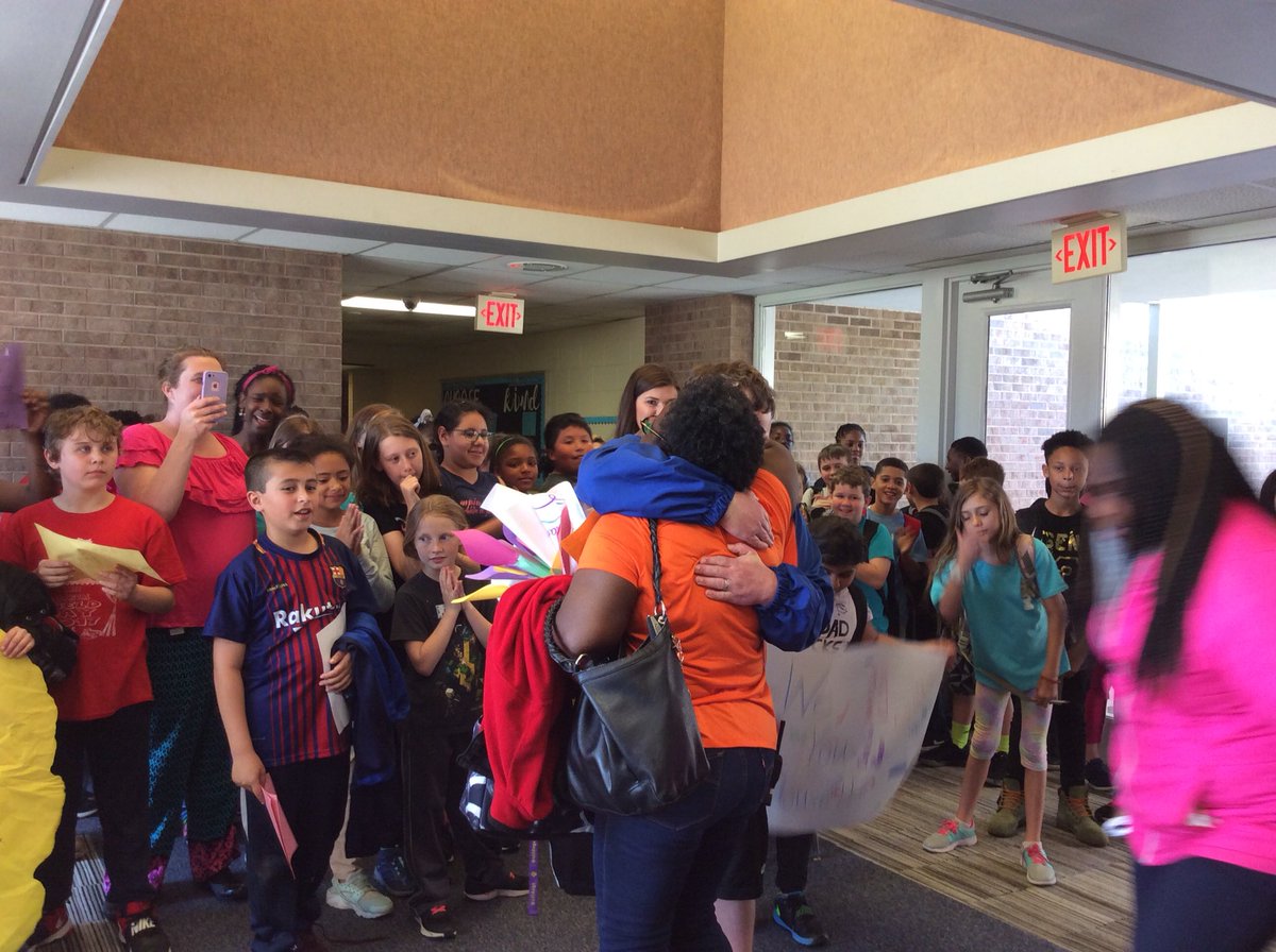 LaurelMillElem's tweet photo. Sending Mrs. House off with some love from her LMES family! #lmeswonders https://t.co/rs2Jbx9mkA