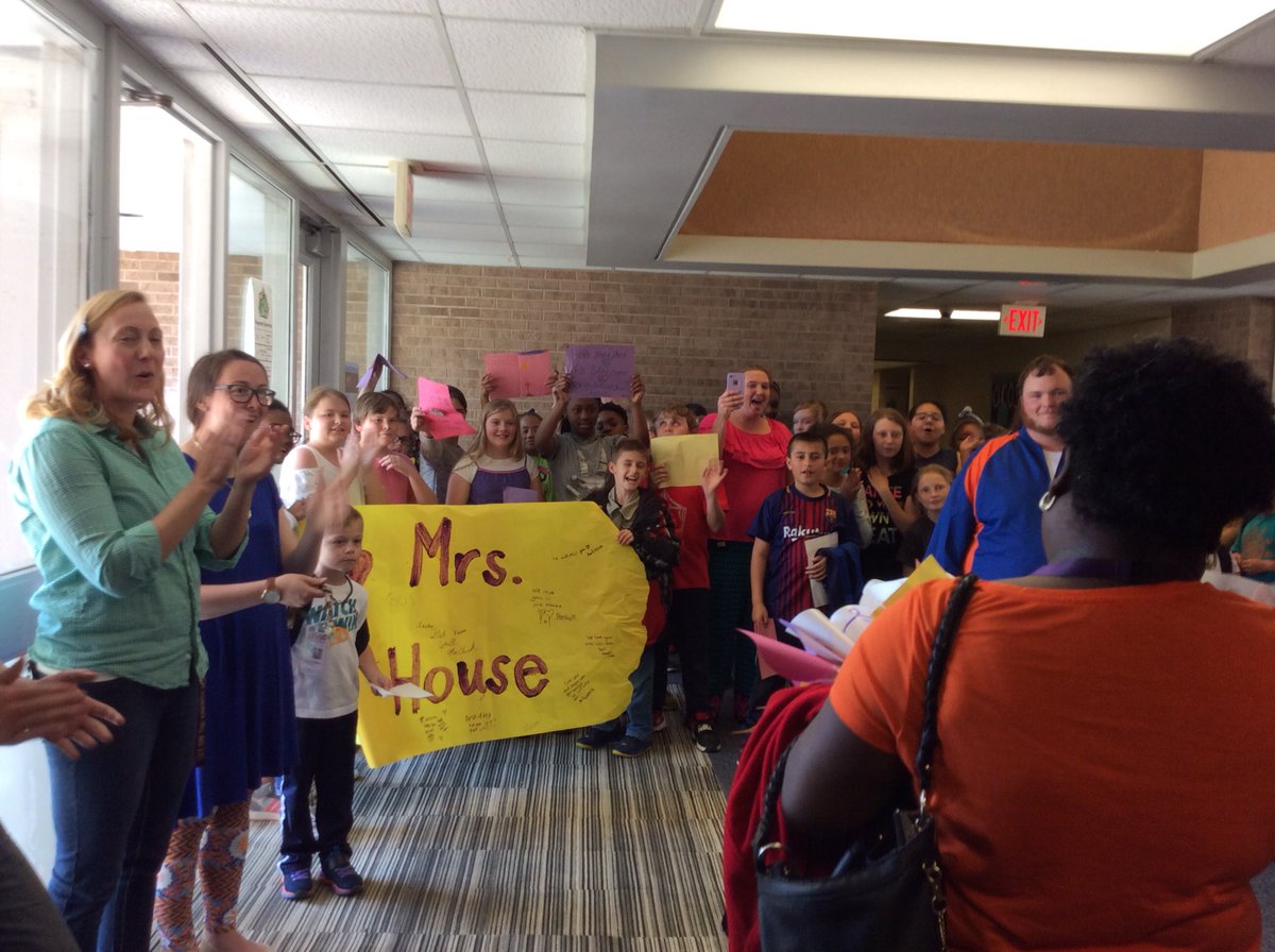 LaurelMillElem's tweet photo. Sending Mrs. House off with some love from her LMES family! #lmeswonders https://t.co/rs2Jbx9mkA