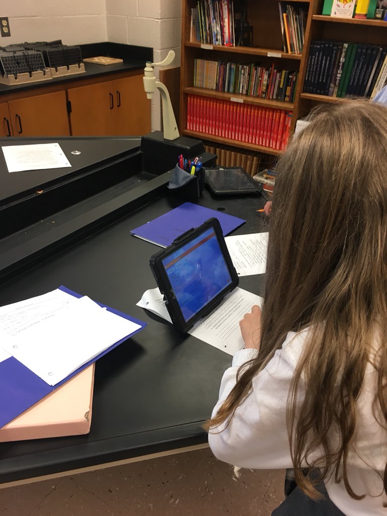 FRAmsDavis's tweet photo. 5th grade meteorologists researching and reporting on weather factors around the country ☀️⛈#science weather #collaboration https://t.co/p9OhTuX4KJ