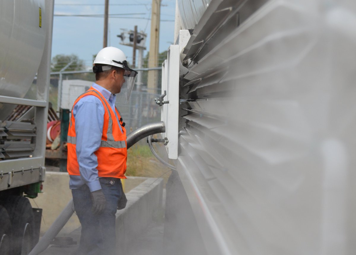 JAXPORT's tweet photo. JAXPORT #InTheNews: “Jacksonville, the premier US bunkering port, moves into higher gear” - #LNG World Shipping. Read the story: https://t.co/tcCiNd44FM 
CC: @TOTE_Maritime @CrowleyMaritime @EagleLNG #JaxLNG @RivieraMaritime @JAXChamber @JAXPartnership @CityofJax https://t.co/oYlUzv1lVm