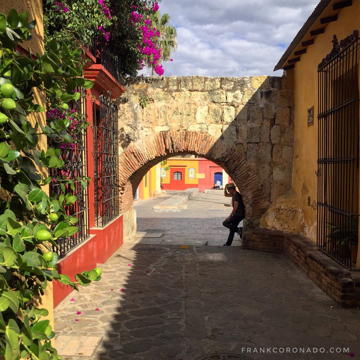 fcoronado's tweet photo. En #Oaxaca el Barrio de Xochimilco está lleno de coloridos y un tanto secretos callejones. #FotoViajera 🇲🇽 https://t.co/0ghEHP4hPL