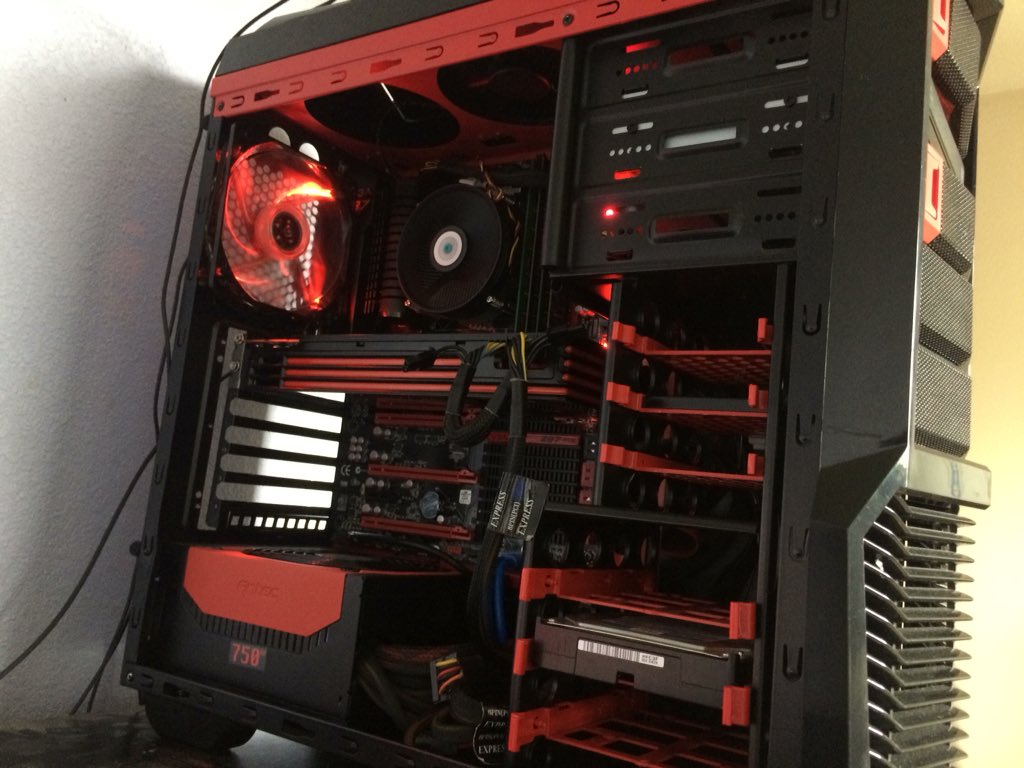 YTDelayz's tweet photo. #setupwars (budget) pc : core i5 Radeon hd 6959 750w 1tb 128 ssd https://t.co/7hKl19h2HL