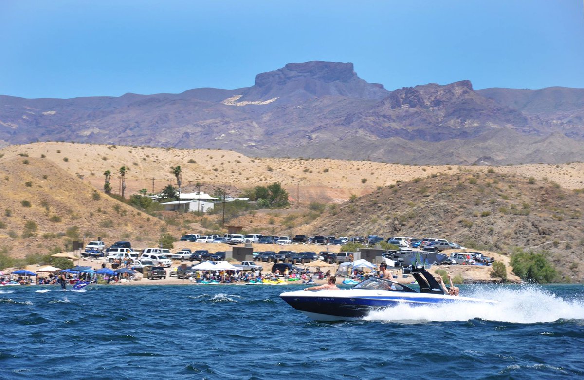 WhereLasVegas's tweet photo. A8: As the weather heats up, we love to head to @lakemeadnps for some fun in the sun! #LasVegas #LakeMead #twitterchat #wherechat https://t.co/HGgAJsWPgd