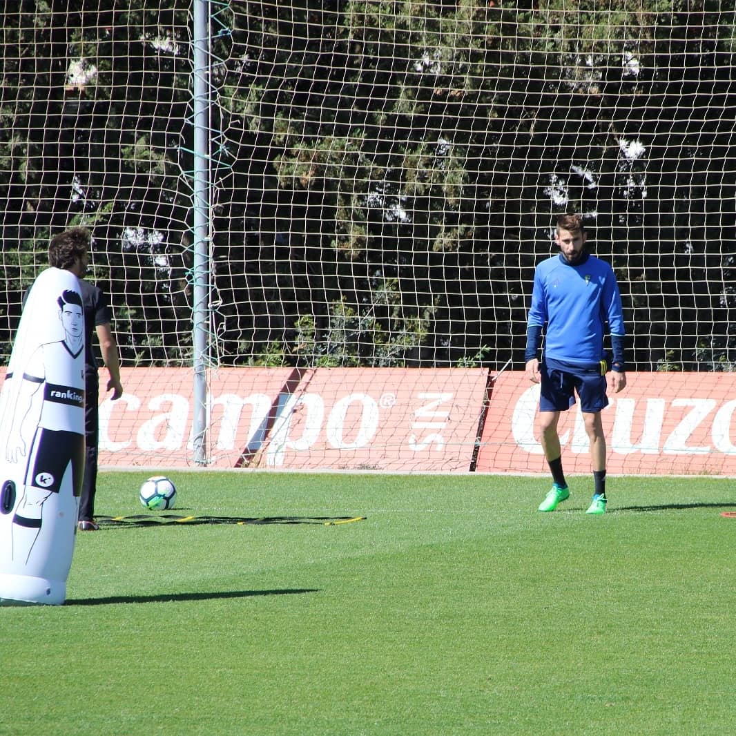 4 meses después vuelvo a sentir la sensación de ponerme unas botas, correr y golpear un balón, HOY ES UN DIA FELÍZ.  Queda mucho pero con ganas e ilusión todo irá genial.