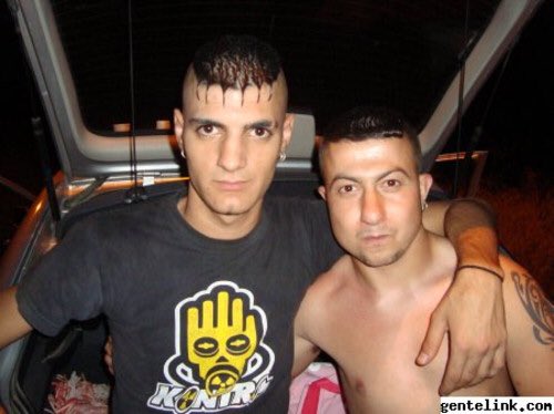 Comensa la nit comensan a arribar els xavals. Nousu pardeu! (Ni perdeu de vista el coche)