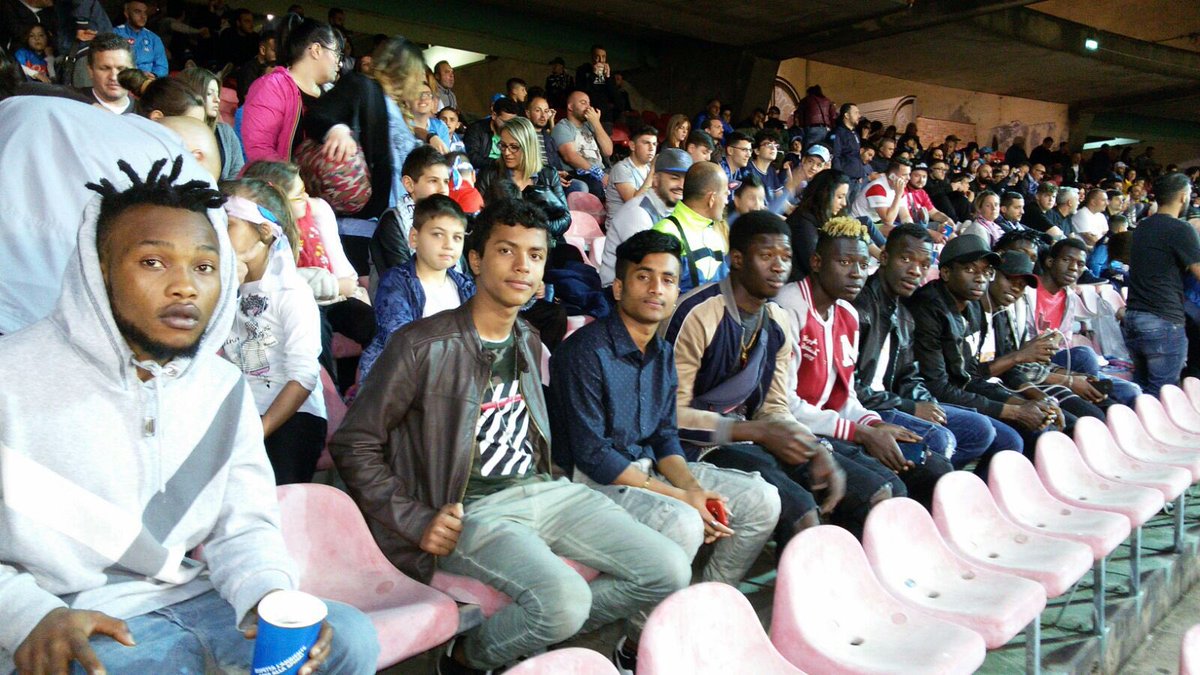 SdbDonVi's tweet photo. Noi tifiamo #napoli ! #NapoliUdinese #msna #sky #napolidonbosco #salesiani #cominutàilponte https://t.co/x4dagIEOdY