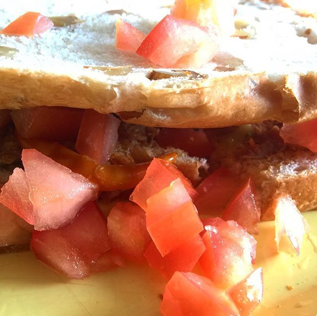peterlim2's tweet image. #walnutbread #sardines #tomatoes #chile ift.tt/2JarCh4