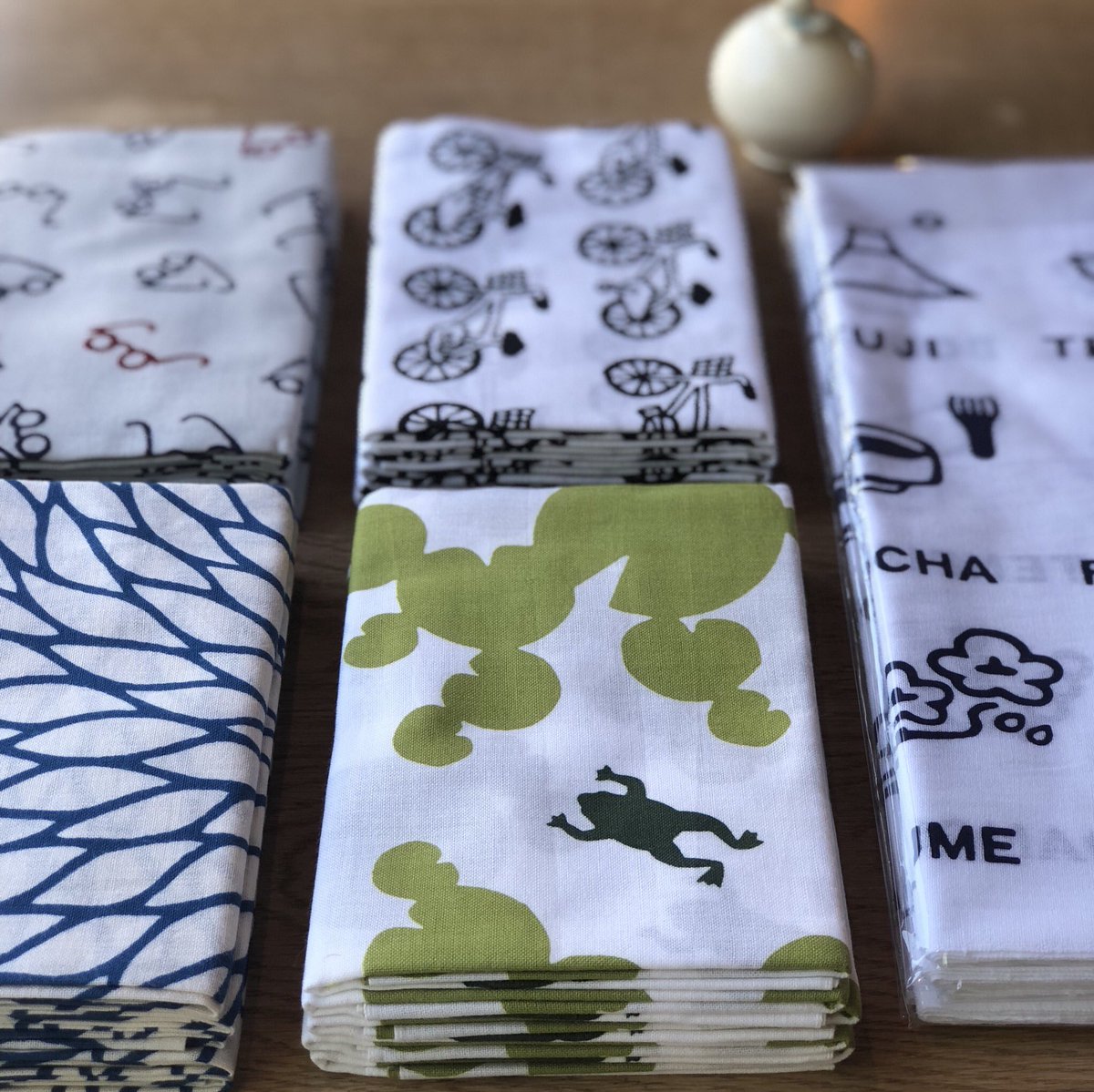 Wabisabiya たかのきんいち 本日も手ぬぐいのかまわぬから入荷です 通常の手ぬぐい サイズをググッと縮小してハンカチがわりにもなる子てぬぐい 新柄のこんぺいとう うずらのたまご のりもの 新色でフルーツ七宝も新たに仲間入りしましま 宇宙 子パンダ Wabisabiya たかのきんいち 本日も手ぬぐいのかまわぬから入荷です 通常の手ぬぐい サイズをググッと縮小してハンカチがわりにもなる子てぬぐい 新柄のこんぺいとう うずらのたまご のりもの 新色でフルーツ七宝も新たに仲間入りしましま 宇宙 子パンダ