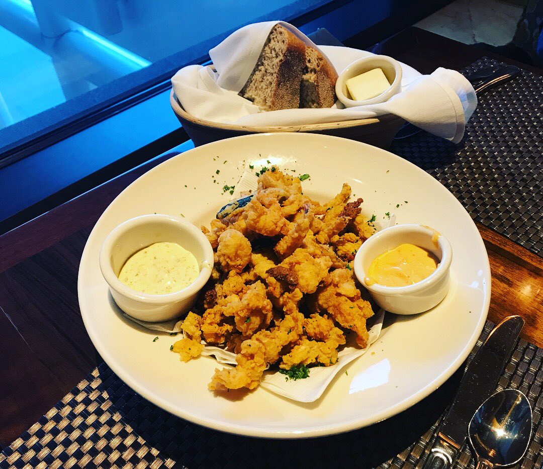 where2consume's tweet photo. Grand Lux Cafe  Pic 2: Grand Fried Calamari. Pic 3: Double Lux Cheeseburger. Pic 4: Super Donut Sundae. #where2consume #grandluxcafe #grandluxkop #grandluxcafekingofprussia #kop #kingofprussia https://t.co/1ptCmUWcCf