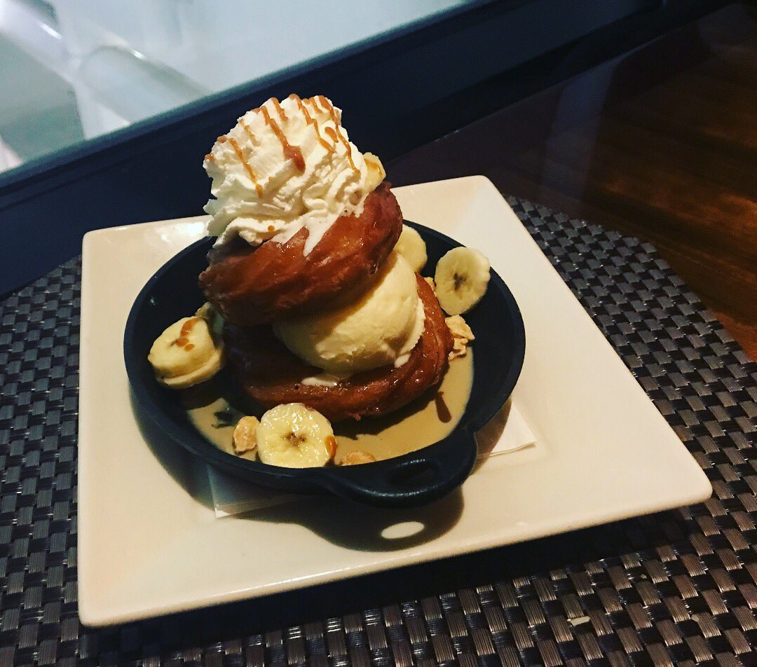 where2consume's tweet photo. Grand Lux Cafe  Pic 2: Grand Fried Calamari. Pic 3: Double Lux Cheeseburger. Pic 4: Super Donut Sundae. #where2consume #grandluxcafe #grandluxkop #grandluxcafekingofprussia #kop #kingofprussia https://t.co/1ptCmUWcCf