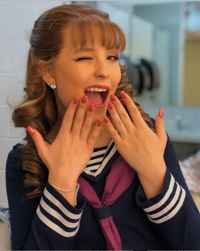 A semana começou na Áustria e Liesl passou no salão pra fazer as unhas 😍 Mal vocês sabem em 1938/2018 já existia os @esmalteslarissamanoela que tão fazendo o maior sucesso 💗 A primeira sessão da semana vai começar 🎭
- Instagram da <a href="/larimanoela/">Larissa Manoela 🌟</a>