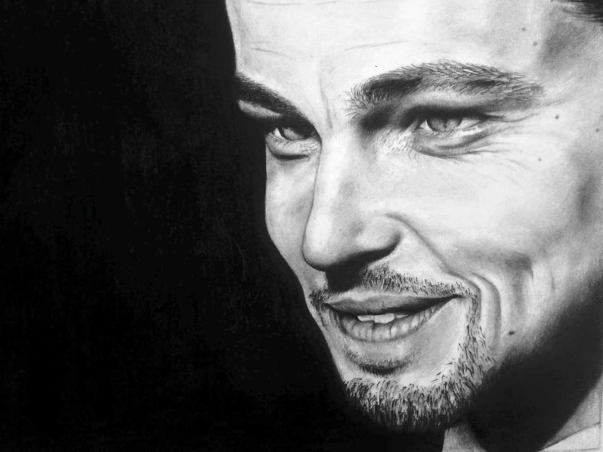 Эртээд танилцуулсан "Эрт нахиалсан сарнай" киноны зураач  Бум-Эрдэнэ Hyperrealist арга барилаар тун сүрхий нягт нямбай ажиллагаа оруулж гүйцэтгэсэн харандаан зургууд бүтээжээ. Гадны зургууд харж дуу алдаж байхаар Монгол залуугынхаа зурсан зургаар бахархаж суух хичнээн сайхан бэ?