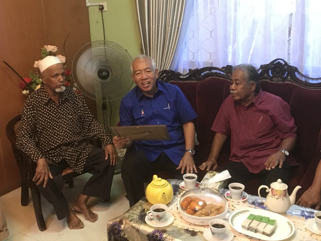 PMPComm's tweet photo. Ziarah kasih DS @MahdzirKhalid ke rumah guru bersara En.Muhammad @Abdul Kadir bin Hassan di Ayer Hitam, Kedah. @tokdetfc @PemudaP007 https://t.co/IxXU2pKY6l