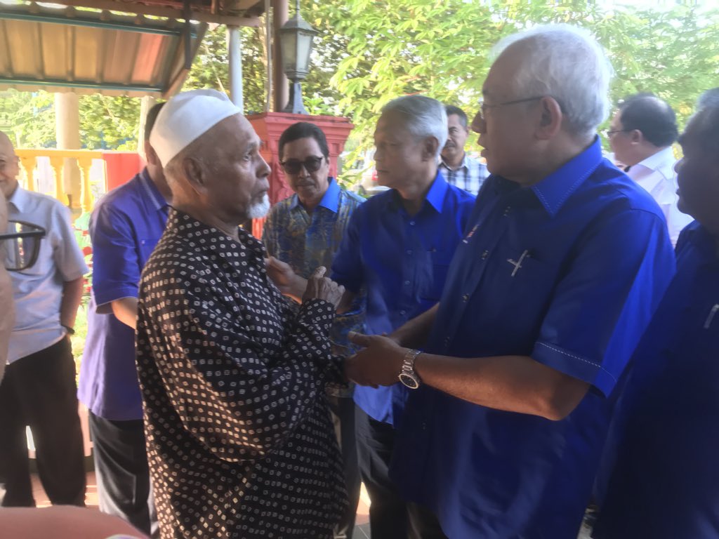 PMPComm's tweet photo. Ziarah kasih DS @MahdzirKhalid ke rumah guru bersara En.Muhammad @Abdul Kadir bin Hassan di Ayer Hitam, Kedah. @tokdetfc @PemudaP007 https://t.co/IxXU2pKY6l