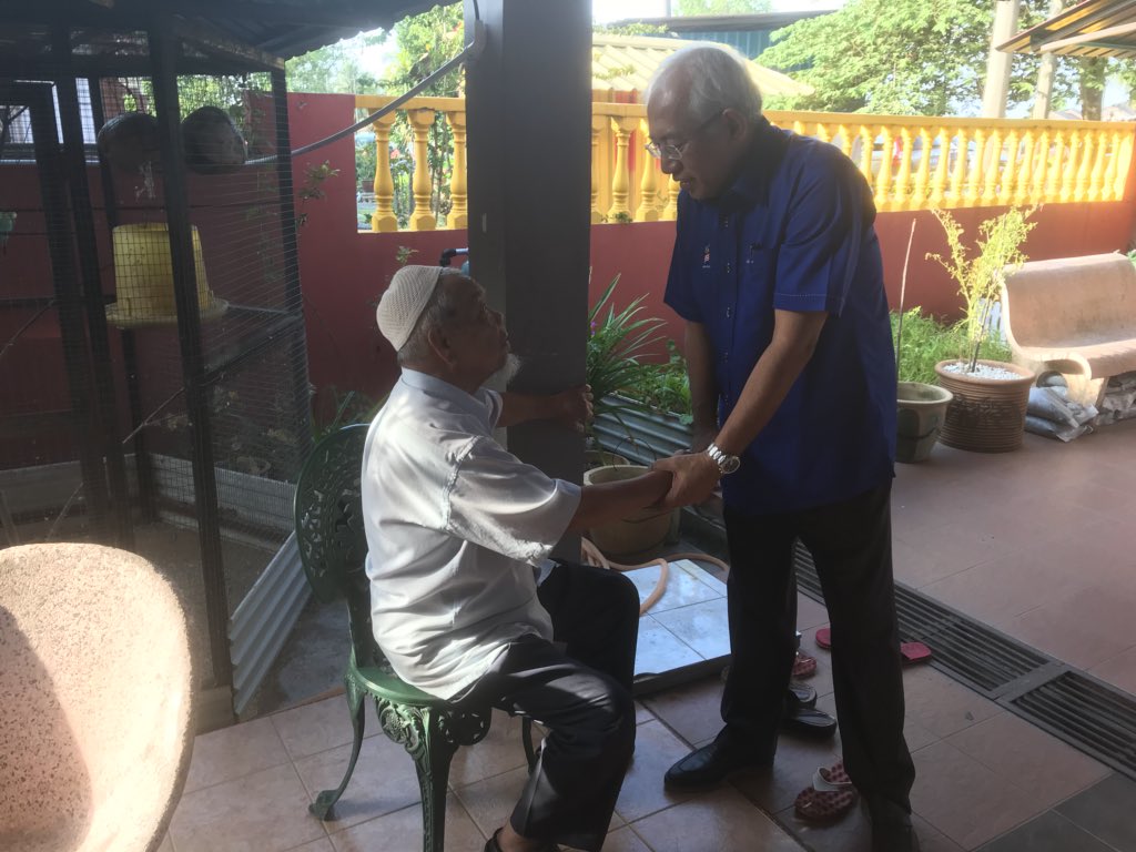 PMPComm's tweet photo. Ziarah kasih DS @MahdzirKhalid ke rumah guru bersara En.Muhammad @Abdul Kadir bin Hassan di Ayer Hitam, Kedah. @tokdetfc @PemudaP007 https://t.co/IxXU2pKY6l