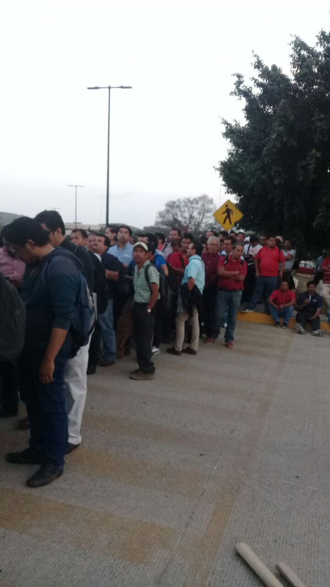 Javier_90santi's tweet photo. Tal parece que @SSPO_Tunon sólo llevo a los policías d la @SSP_GobOax en la tarde a pasear y ahora ya hay lesionados como q ya es hora de cambiar de srio.d la ssp no? @CuartaPlana @JCarlosMedranoM @Quintana_JMG @escaparate_oax @novalick @buho_botero @alejandromurat @Bravo_mm https://t.co/yNcO0st56l