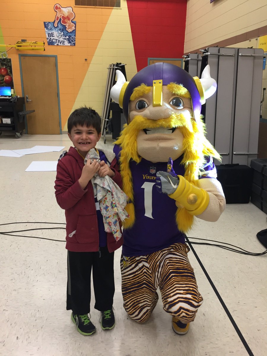 patricksmith111's tweet photo. Great @FUTP60 assemblies today with @ViktorTheViking!  Thank you @MidwestDairy and @Vikings!  @ISD279 #isd279partnerships #bwbulldogs https://t.co/f0zawo5t6b
