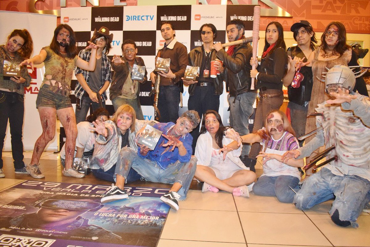TWDEcuafans's tweet photo. #twdecuafans agradece a @DIRECTVEcuador #DirectvFans #CanalFox @CanalFox_Ia @CinemarkEC por permitirnos estar presentes en la premiere del ultimo capitulo #season8 #SeasonFinaleTWD #amcthewalkingdead @WalkingDead_AMC en pantalla gigante. Lo pasamos espectacular!!! @FOXPremiumLat https://t.co/5Tqz2lBJhB