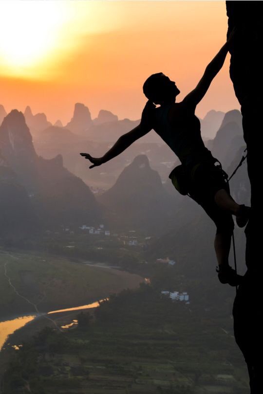 Ni curs d’Iniciació ni curs de seguretat ni de coneixement d’entorn ni de primers auxilis. El nostre PUTO primer curs serà:    Escalada i Instagram : el que realment importa en el mundillo.  EL MERCAT ES EL MERCAT