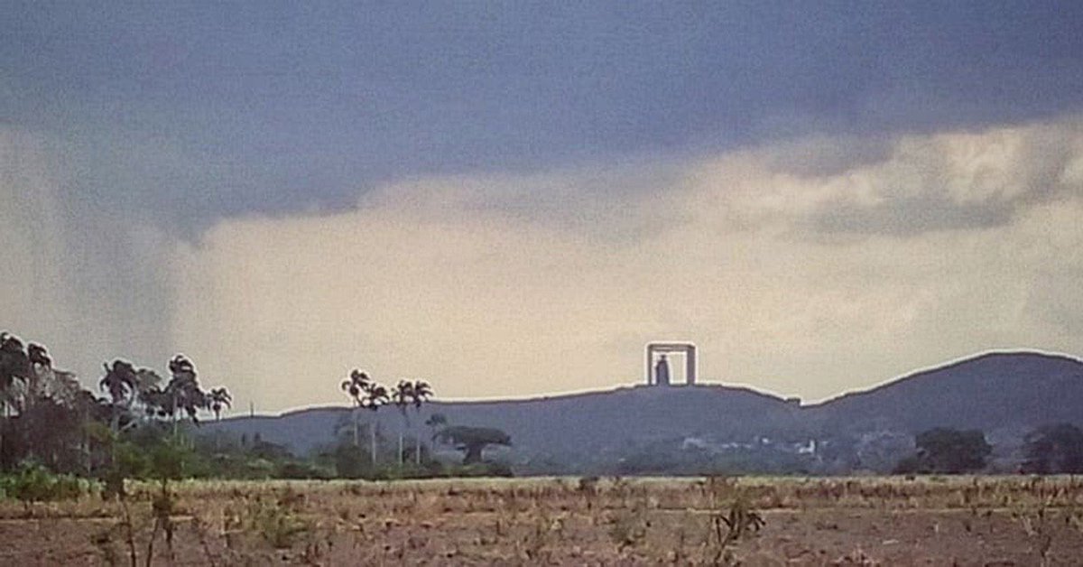 Desde lo lejos el Monumento Manto de Maria y La lluvia cayendo sobre Barquisimeto.

#QueHacemosLara
.
📷@juansalcedo2003