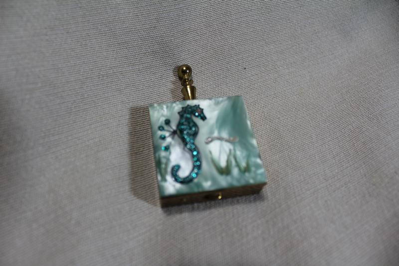 atticesoterica's tweet photo. Vintage Seahorse Gold Color Pill Box Snuff Trinket Collectible https://t.co/MeBq1MFcbf #VintageSnuffBox https://t.co/QupqDYrpuK