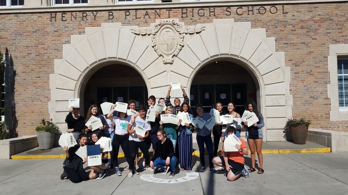 Louisa_Avery's tweet photo. Today I distributed the @FSPA certificates to the @plantpop staff members! https://t.co/8HWwKSi1OF