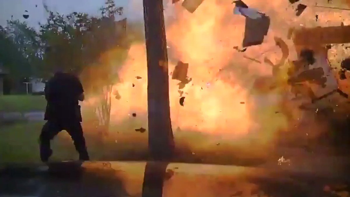 Video shows shocking moment house explodes as police approach after a car crashes into home bit.ly/2qEW3Fi https://t.co/mDLtgCQXmq