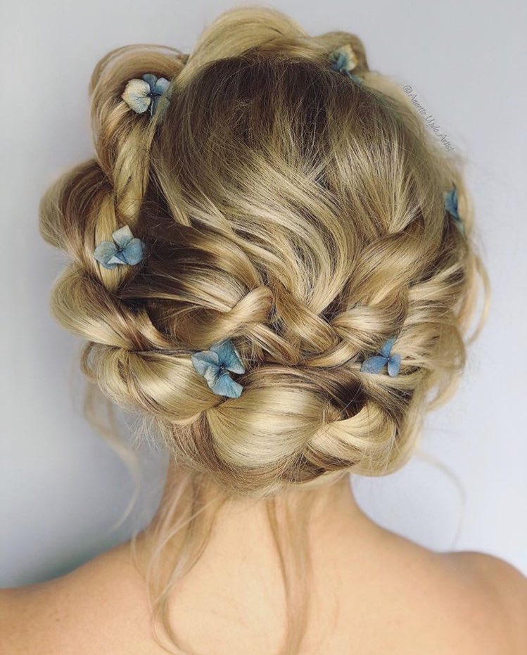 BellaOnDemand's tweet image. An ethereal #halobraid fit for an Angel.
#WeddingWednesday hairspo via @annette_updo_artist