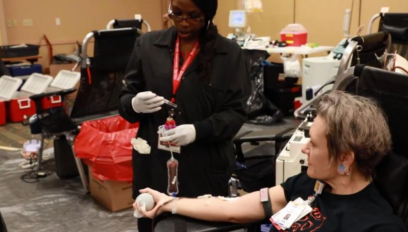 theTriHealthWay's tweet photo. Donating blood saves lives, sometimes even our own. TriHealth team member and ED nurse, Jenah, is a strong advocate for blood donation after her life was saved thanks to 3 selfless donors #theTriHealthWay #DonateBlood #SaveThreeLives https://t.co/veADr7t4gF