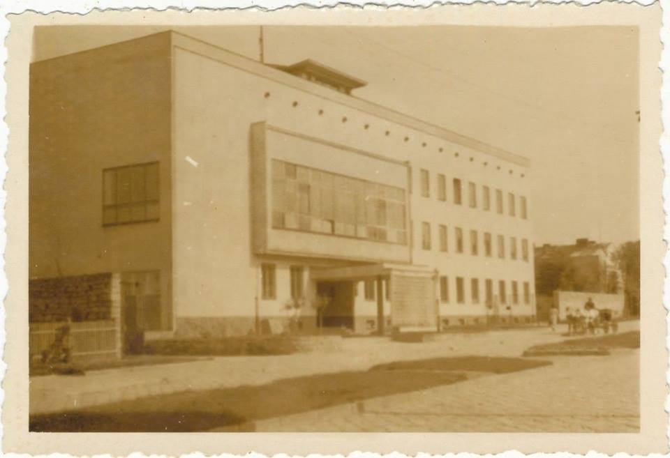 bartponikiewski's tweet photo. Dziś przypada międzynarodowy dzień ochrony zabytków. Na zdjęciu crème de la crème moderny na Północnym Mazowszu, funkcjonalistyczny gmach Banku Polskiego w #Mława. Obiekt powstał pod koniec lat 30. XX w. a prawdopodobnym autorem projektu jest Stanisław Filasiewicz.
#modernism https://t.co/eAC8IySanW