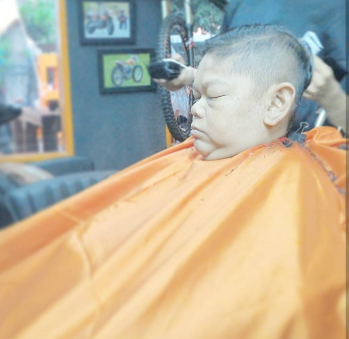 OnyDoingThings's tweet photo. Ony get a new haircut and sleep away https://t.co/CGiQI2iNEt