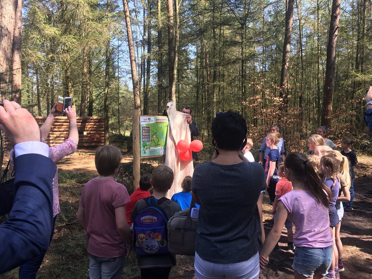 CvdStouw's tweet photo. Vandaag is een mooi nieuw belevingsproduct geopend in @GemeenteEpe / @VVVEpe
Kinderbelevingspaden bij @ossenstal @RCNdeJagerstee @BrasserieFloor met leuk bijhorende doe-kit en een prachtig nieuw wildscherm op een van de routes! @visitveluwe https://t.co/YQLqCjYLeL
