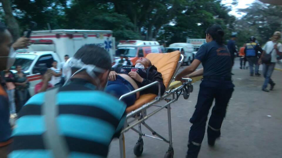 Pedro Paolucci (@paolucci40) on Twitter photo #TachiraEnEmergencia Caos total, Sin Luz, Sin Gasolina, Sin Alimentos, Sin Gas, Sin Internet, Sin Medicamentos, Sin Servicio en los Hospitales, Sin Agua, Sin Efectivo, Sin Transporte, sin un Coñoooooo!!!! <a href="/juditvalderrama/">Judith Valderrama</a> <a href="/Mariananduque/">Mariana Duque</a> #18Abr #TachiraEnEmergencia Caos total, Sin Luz, Sin Gasolina, Sin Alimentos, Sin Gas, Sin Internet, Sin Medicamentos, Sin Servicio en los Hospitales, Sin Agua, Sin Efectivo, Sin Transporte, sin un Coñoooooo!!!! <a href="/juditvalderrama/">Judith Valderrama</a> <a href="/Mariananduque/">Mariana Duque</a> #18Abr