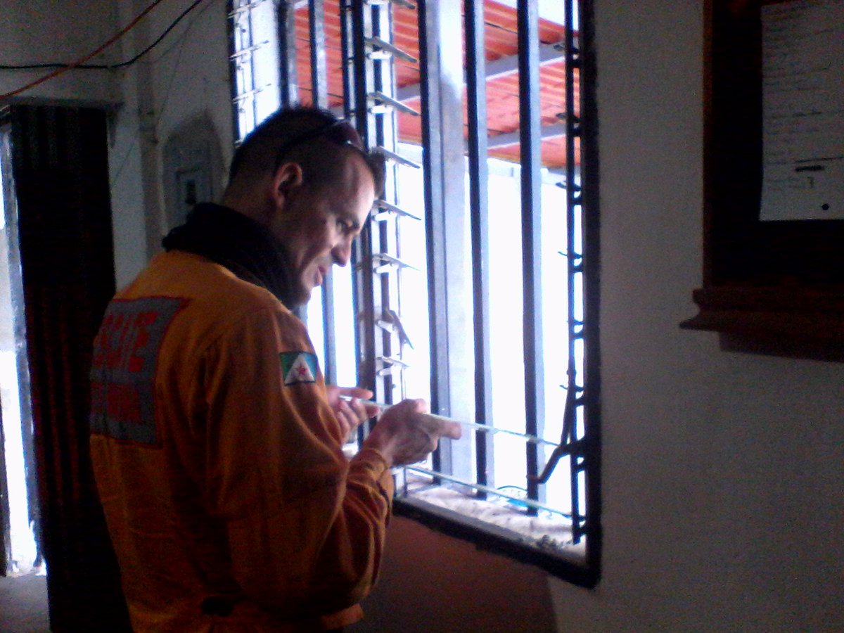 Personal dandole un cariño a nuestra sede