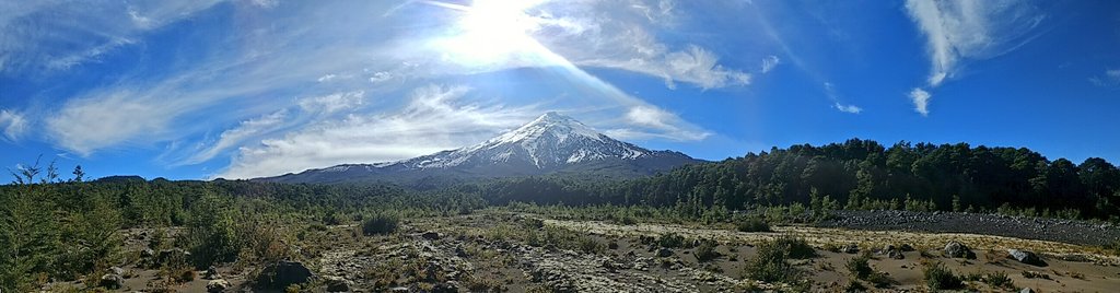 chilegeographic's tweet image. #Panoramica #Montañismo #Senderismo #Trekking #Caminatas en los faldeos del #Volcán Osorno! Aventúrate con nosotros en este recorrido por la #Naturaleza entre #Nieve #Lagos #Montañas y hermosos paisajes. Contáctanos Chilegeographic: Whatsapp +56933086264 @Elena_De_Abril