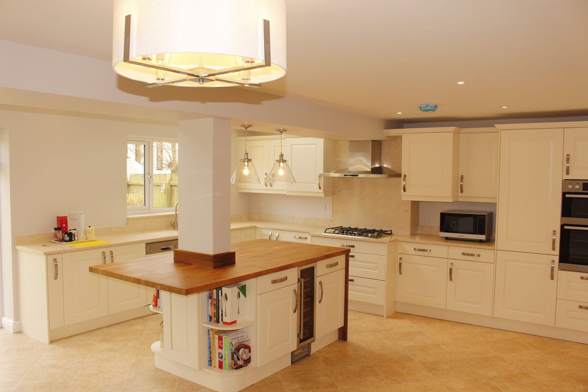 OrchardStamford's tweet photo. The team did it again! A recently completed single storey extension with a traditional style kitchen installation topped off with granite & solid timber work tops. #veryhappyclient #Kitchens #Extension #howcanwehelp #callus #Stamford #Local https://t.co/m628ixGhXn