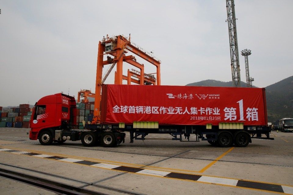 IntelVehicle's tweet image. Westwell creates world’s first artificial intleligence, self-driving container truck in China buff.ly/2qABMQe