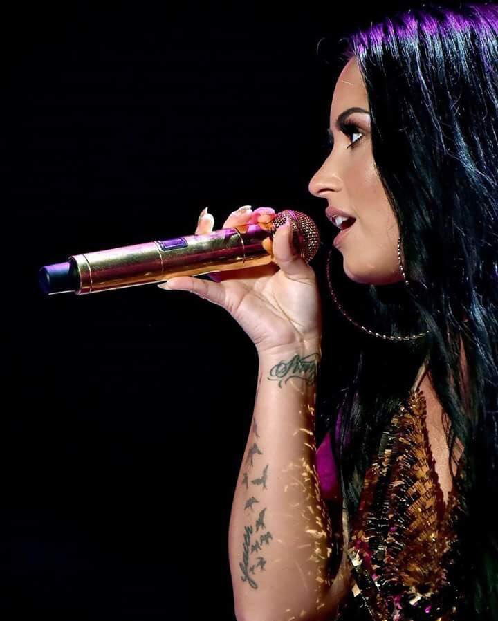 projeto_lovato's tweet photo. SUPER META | Duzentos e cinquenta respostas.

Olha como Demi Lovato está linda na foto, se todos ajudarem, CONSEGUIMOS!

#PremiosMTVMiaw #MTVBRPETBATMAN https://t.co/djQpy619io