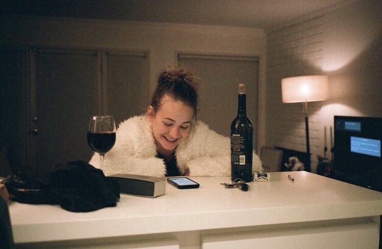 📸: Britt via l’InstaStory de Phoebe 👯‍♀️ What makes you so smile Britt ? 🍸😏🤔 #brittrobertson #phoebetonkin