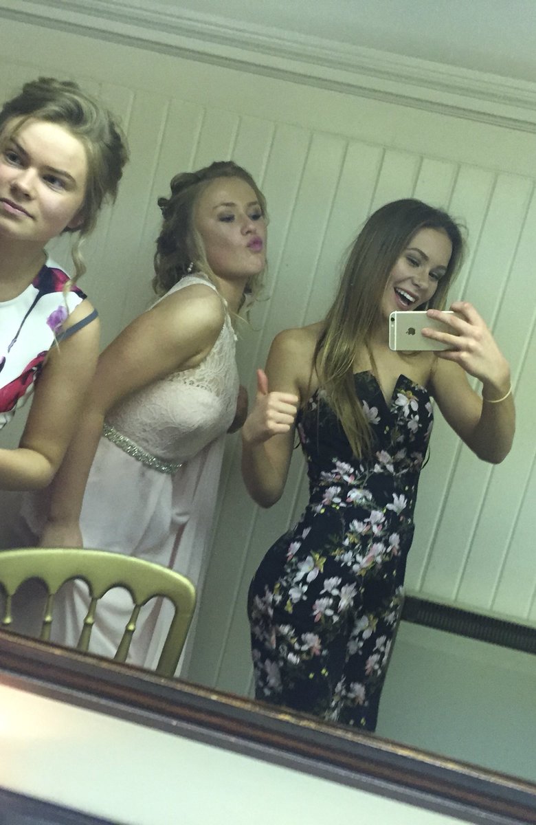 annaamacfarlane's tweet photo. Happy bday to the best!! Hope you’ve had a fabby day and will see you soon🤘🏼🤘🏼love you xxx https://t.co/Vw78hY2gqj