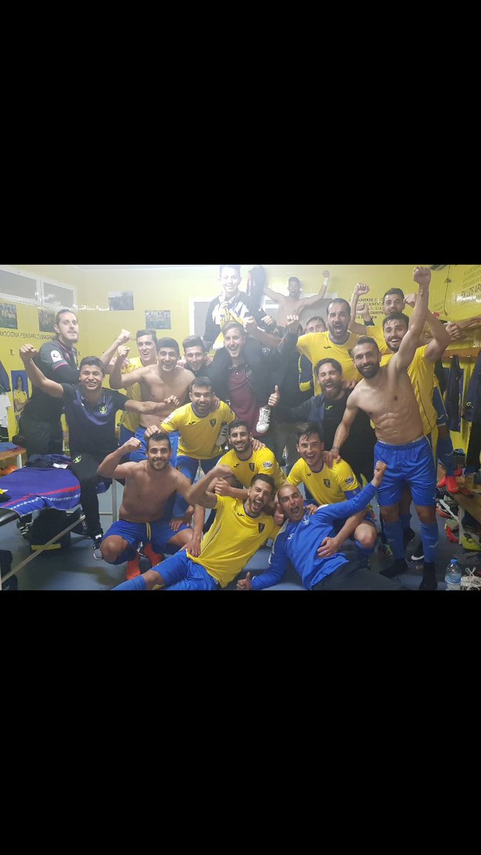 EskorpionFrente's tweet photo. Sois muy grandes señores! #lomejorestaporllegar #ForzaOrihuela #FE97💛💙🦂 Pd: Faltas tú @mavillafaina https://t.co/OtwfXCkPaL
