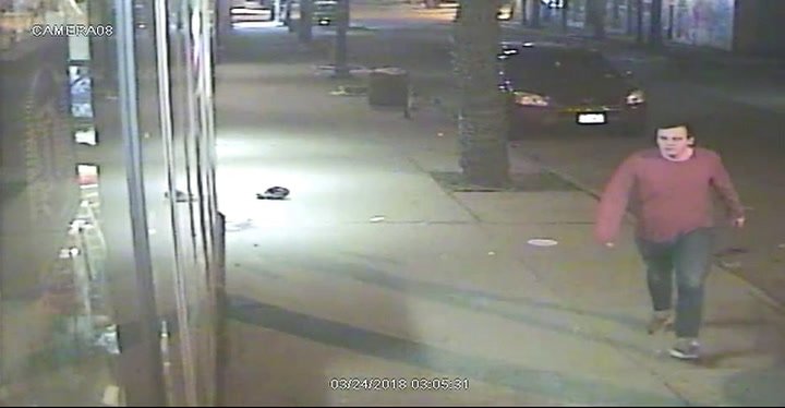 activitiesinalb's tweet image. Watch: Troy police looking for man who body-slammed window dlvr.it/QQ0Zv7