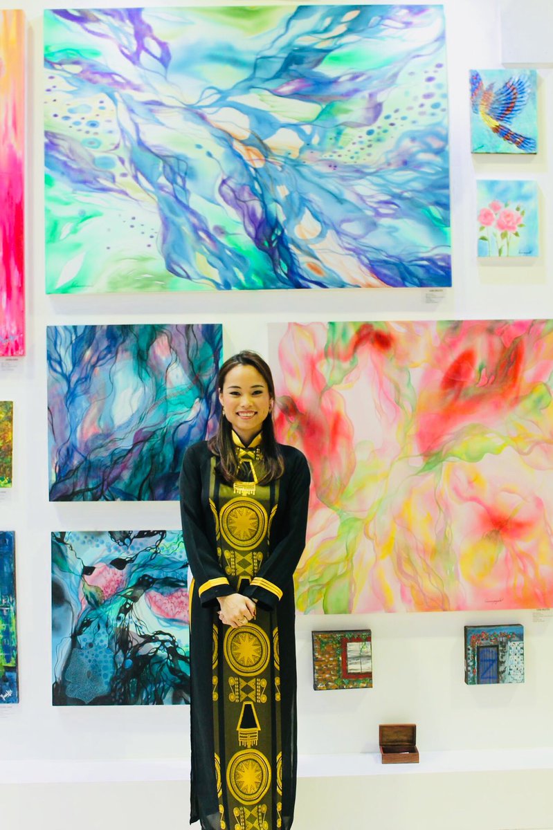 lunanguyenart's tweet photo. I had an amazing time today at @WorldArtDubai @lunanguyenart @artdubai @DubaiWTC #fununarts #lunanguyen #silkpainting #artclass #embroidery #Dubai #artexhibition #artdubai https://t.co/PjNXIYMkwY