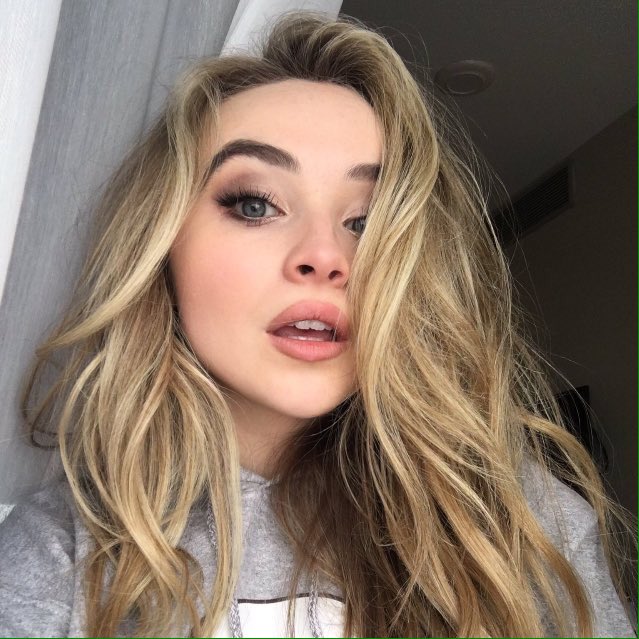 OfStubborness_'s tweet photo. blonde hair 👩🏼 --> to --> brunette hair 👩🏽

not bad of a color on me right? :) https://t.co/l5H40LVyAP